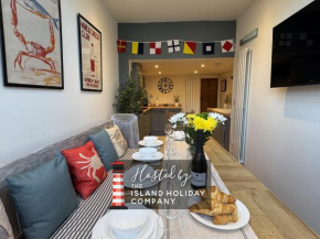 Driftwood House - Luxury Dog-Friendly Townhouse in Cowes, Steps from Marina